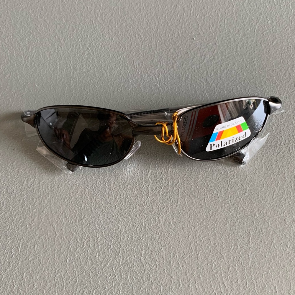 Polarized sunglasses with mental frame